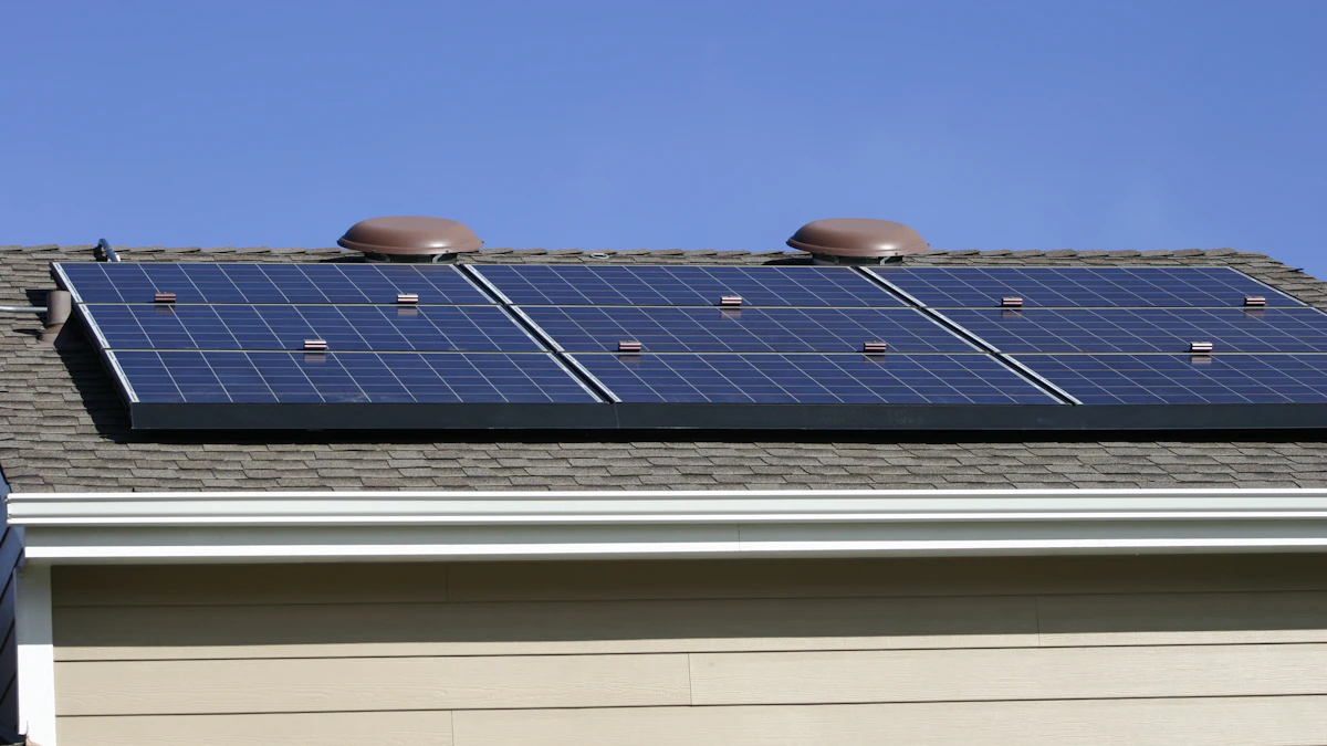 Placas solares en el tejado de una vivienda en Sevilla