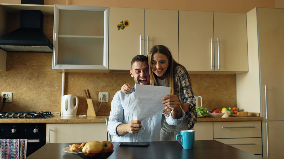 Pareja revisando con ilusión el ahorro en su factura energética con aerotermia