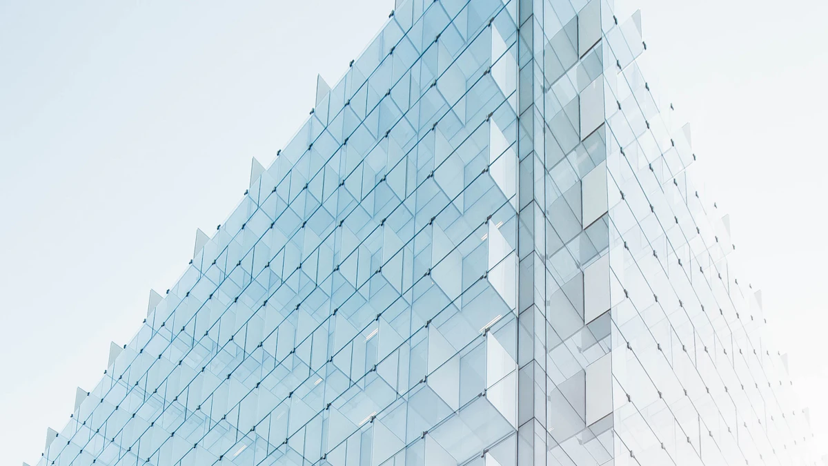 Edificio moderno de oficinas apto para aerotermia industrial en Sevilla