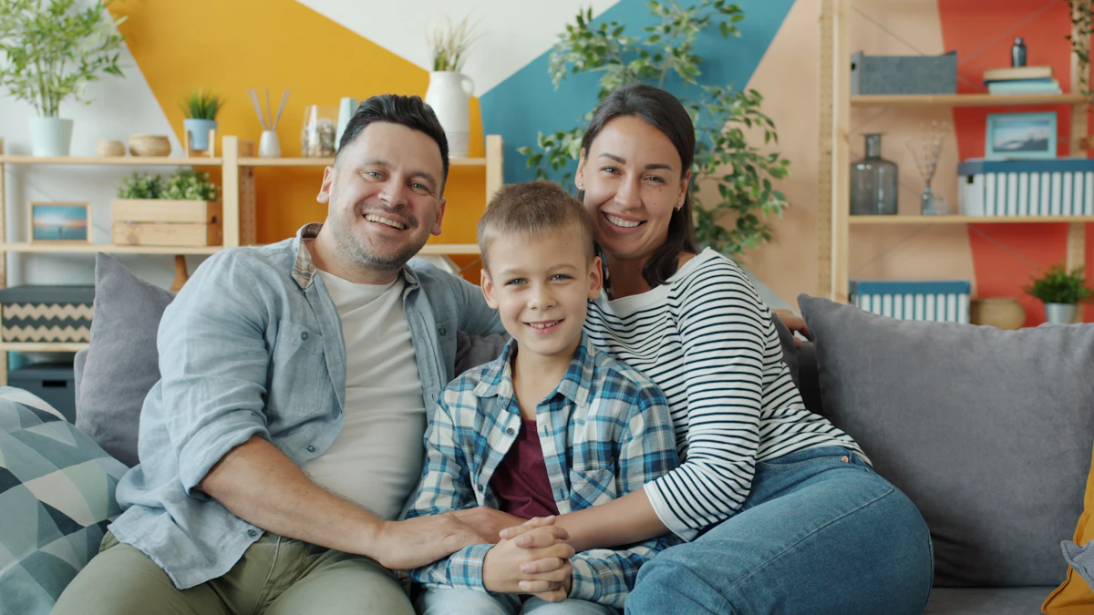 Familia en el salón de su hogar climatizado con aerotermia