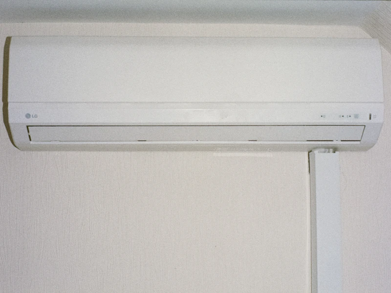 Unidad interior de fancoil en la pared de una vivienda