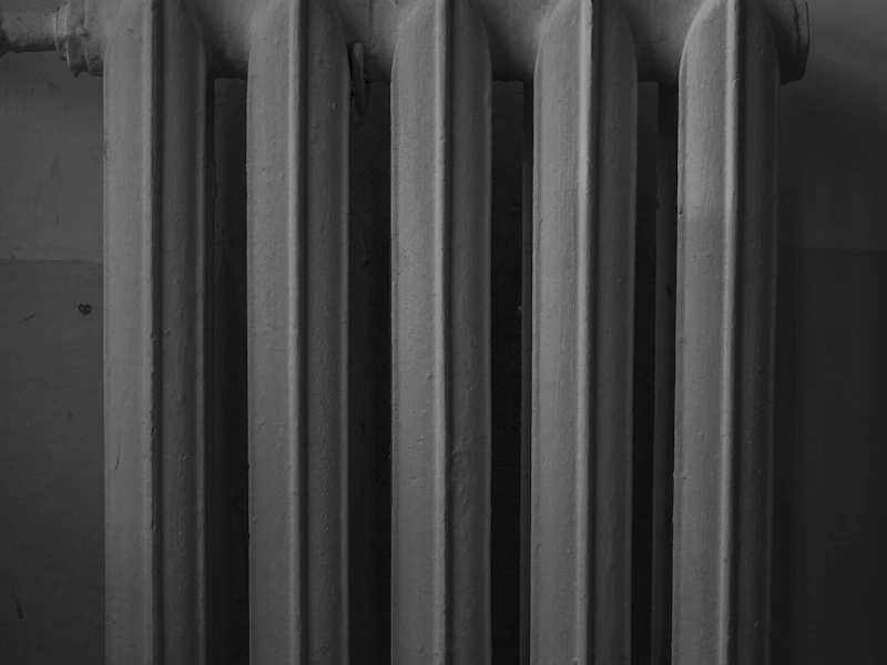 Radiador de baja temperatura en una pared blanca