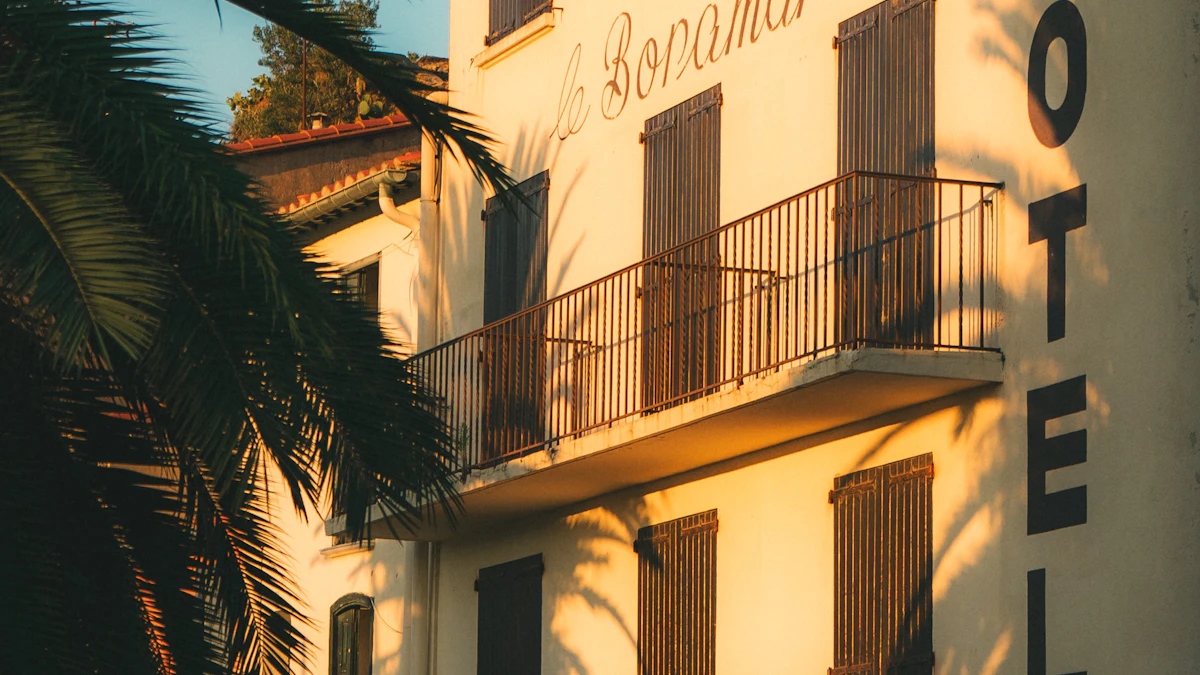 Fachada de un hotel moderno en Sevilla con aerotermia