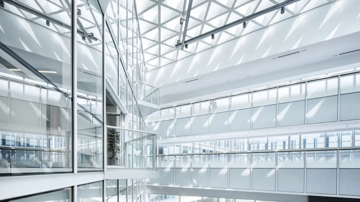 Interior acristalado de un edificio de oficinas moderno en Sevilla con aerotermia