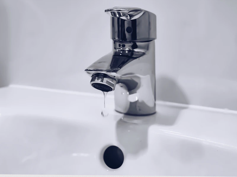 Grifo de agua caliente en un baño moderno