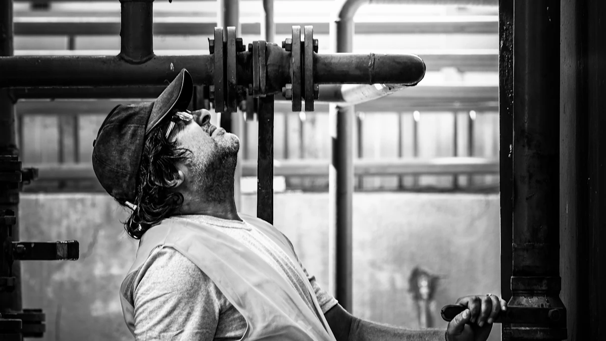 Técnico durante la instalación de un sistema de aerotermia en Sevilla